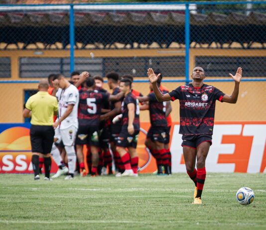 Fluminense-PI leva dois gols no início, desperdiça pênalti e perde em casa pelo Nordestão