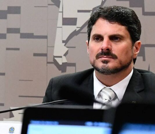 Moraes determina investigação contra senador Marcos do Val. Senador declarou ter participado de reunião sobre golpe de Estado