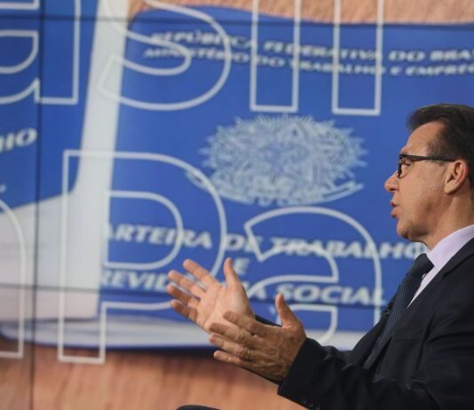 Salário mínimo deve ter novo reajuste no dia 1º maio. A informação foi divulgada pelo ministro Luiz Marinho