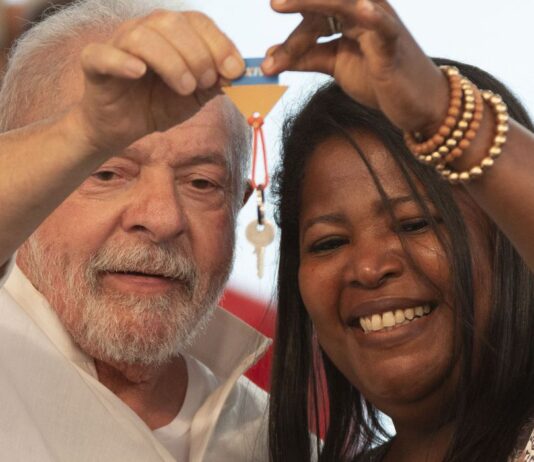 Lula assina medida provisória que retoma o Minha Casa, Minha Vida. Nove municípios em seis estados tiveram entrega de residências