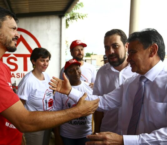 Bolsa Família: há indícios que 2,5 milhões recebem de forma irregular. Wellington Dias afirmou que revisão dos cadastros está em andamento