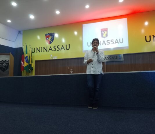 Centro universitário realiza aula magna com Jessier Quirino