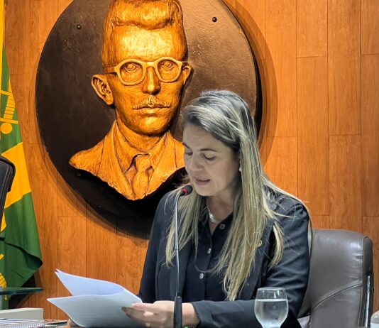 Carol Gomes propõe lei que ressalta importância do investimento em educação permanente em saúde em Campina Grande