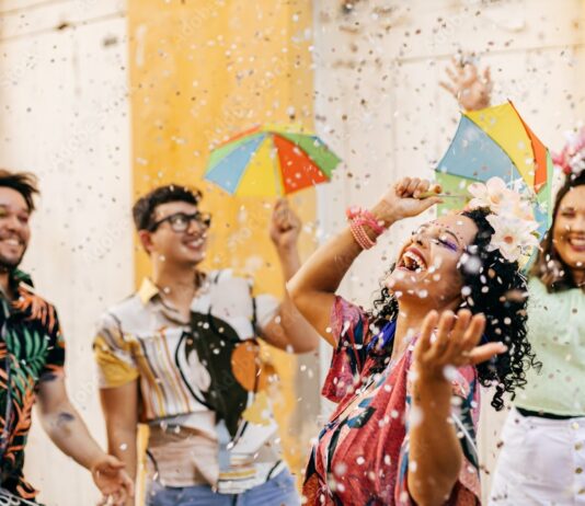 Dicas para não exagerar na comida e bebida no Carnaval