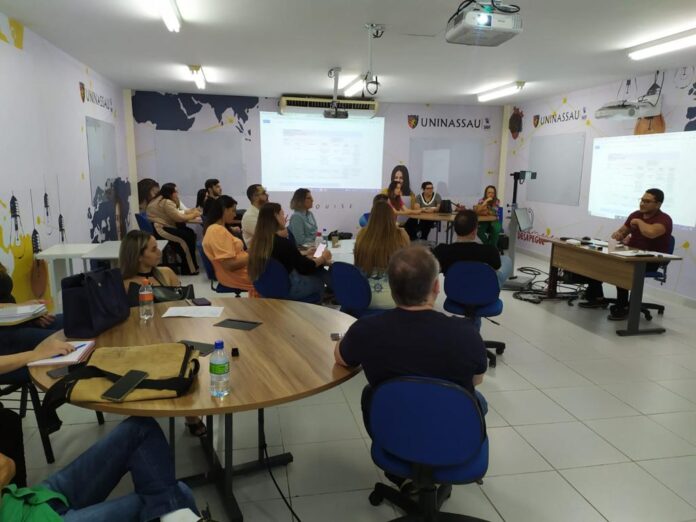 Professores e coordenadores reunidos com o coordenador acadêmico, Rodrigo Cézar