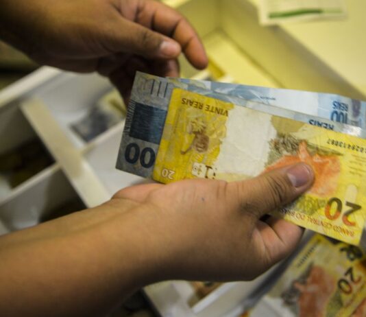 Governo oferece reajuste salarial de 7,9% a servidores. Auxílio-alimentação deve ter aumento de 43,6%