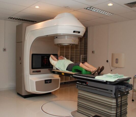 Maioria das mortes por tumores no Brasil atinge pessoas de baixa renda. Mais escolaridade e atenção primária à saúde podem melhorar quadro