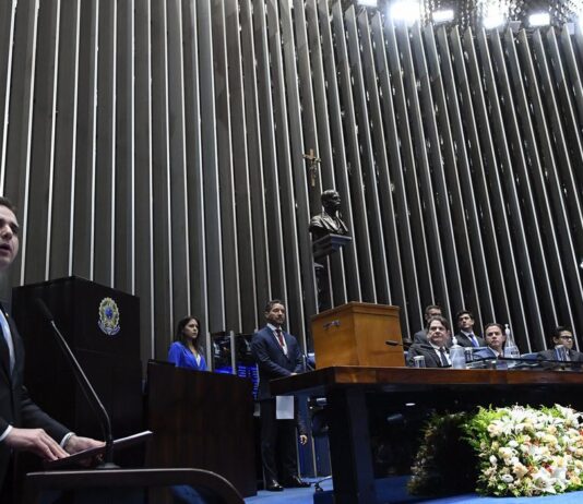 Rodrigo Pacheco é reeleito presidente do Senado. Senador foi eleito por 49 votos a 32