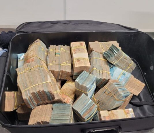 Polícia Federal prende homem com duas malas de dinheiro no Aeroporto Castro Pinto