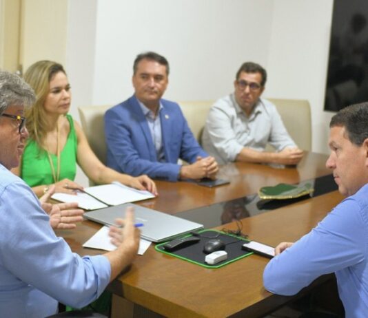 Governador recebe diretor da companhia Azul e trata sobre ampliação de voos em aeroportos da Paraíba