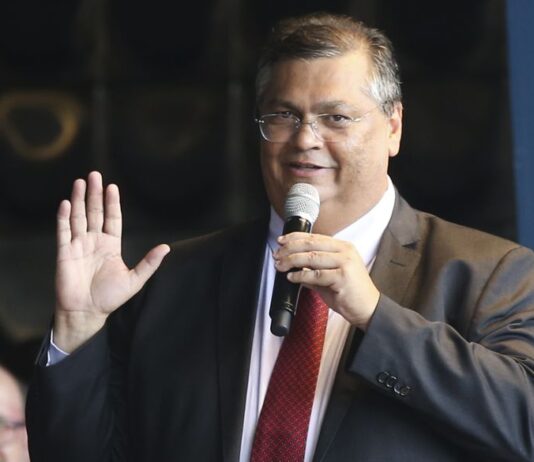 Dino chega hoje a Paraíba para participar de evento com João Azevêdo