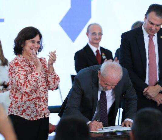 Mais Médicos dará incentivo de até R$ 120 mil para áreas vulneráveis. Programa quer aumentar tempo médio de permanência do médico nos postos