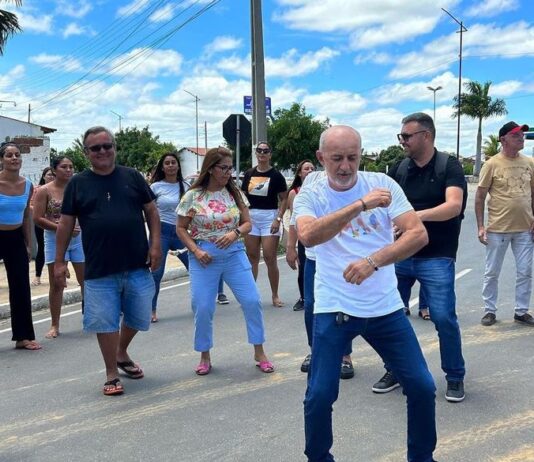 PALHAÇADA: Prefeito que ‘desceu até o chão’ e recebeu R$ 5,4 mil em diárias volta a dançar em retorno a Nova Palmeira