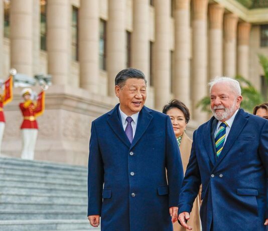 Lula e Xi Jinping assinam 15 acordos de parceria em Pequim. Presidente foi recebido no Grande Palácio do Povo