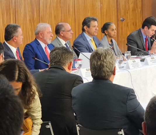 João Azevêdo participa de solenidade com Lula de assinatura de decretos que ampliam investimentos em saneamento