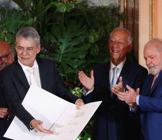 Chico Buarque recebe Prêmio Camões após quatro anos. Solenidade foi no Palácio de Queluz, em Lisboa, com a presença de Lula