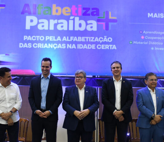 João Azevêdo lança programa de alfabetização na idade certa e potencializa ensino-aprendizagem