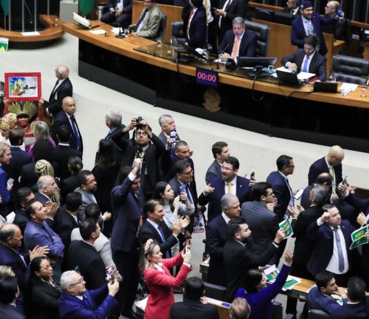 Câmara aprova marco temporal de demarcação de terras indígenas. Projeto segue para votação do Senado