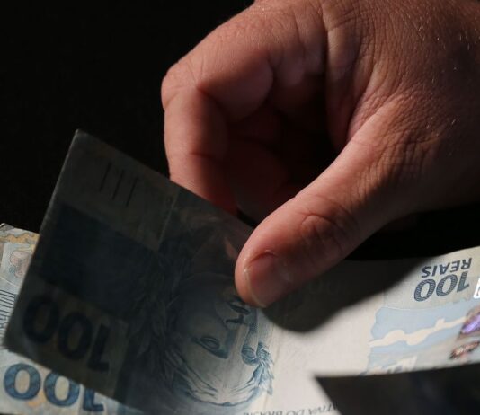 Governo antecipa para maio o pagamento do 13º de beneficiários do INSS. O repasse será feito em duas parcelas, sendo a segunda em junho