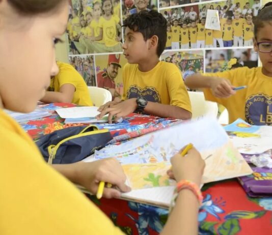 Alan Cruz e José Brito promovem oficina de artes plásticas para crianças e adolescentes vulneráveis do Bairro do Cruzeiro em CG