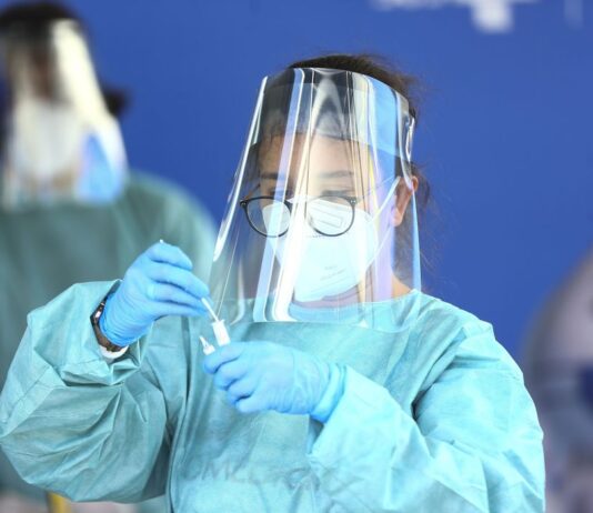 Covid-19 não acabou e vacinação segue fundamental, alerta ministra. Nísia Trindade falará sobre fim da emergência em saúde por covid-19