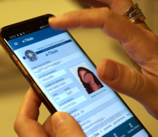 Jovens que completaram 15 anos já podem tirar título de eleitor. Documento pode ser emitido, mas voto facultativo só é permitido aos 16