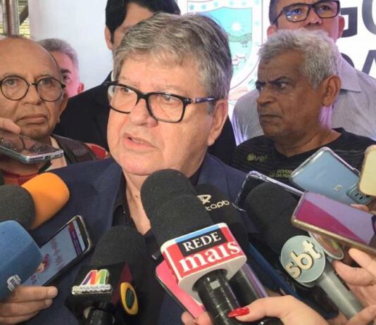 João Azevêdo anuncia reajuste de 80% para professores contratados na Paraíba