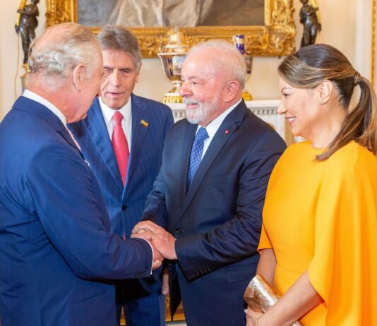 Lula se encontra com Rei Charles III na véspera da coroação. Recepção com centenas de convidados ocorreu no Palácio de Buckingham