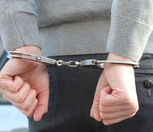 Motorista de ônibus escolar é preso suspeito de ameaçar estudantes com arma