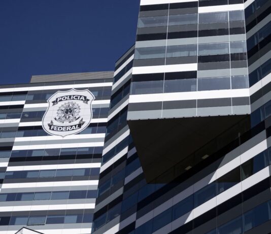 Ex-assessor de Jair Bolsonaro é preso em operação da PF. Ação cumpre 16 mandados de busca e apreensão em Brasília e RJ