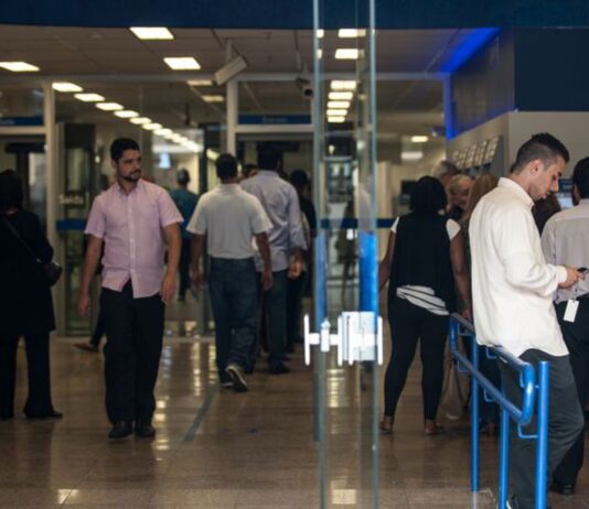 Câmara aprova projeto que pune discriminação de políticos. Texto prevê pena de reclusão por recusa de serviços em bancos