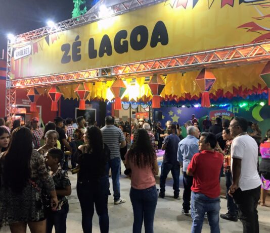 Tradição do “arrasta pé” atrai turistas e moradores da região para as ilhas de forró no Parque do Povo