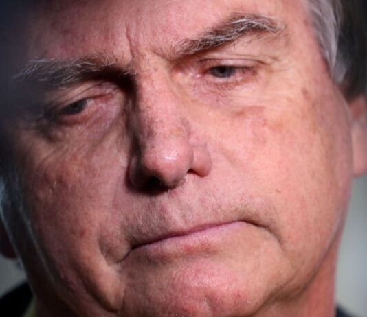 Por 5 votos a 2, TSE torna Bolsonaro inelegível por oito anos. Ex-presidente só poderá voltar a disputar eleição em outubro de 2030