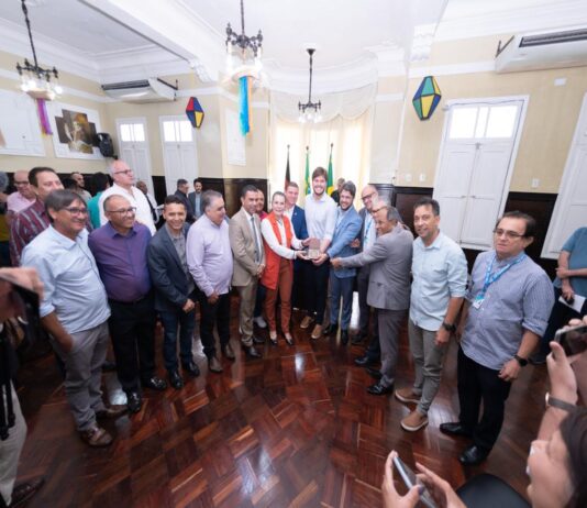 Vereadores participam de solenidade de assinatura de contrato de financiamento de R$ 50 milhões