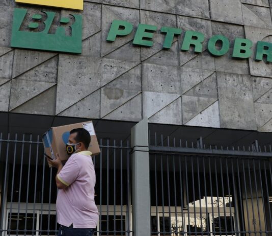 Petrobras reduz preço da gasolina em 4,66% para distribuidoras.  Litro passará a custar R$ 2,66 a partir desta sexta-feira