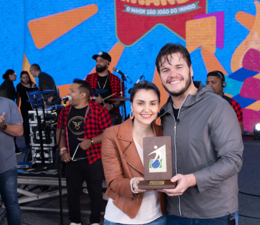 O Maior São João do Mundo – Bruno recebe troféu por novos recordes conquistados com o Maior Quadrilhão Junino e o Maior Bolo de Milho do Mundo
