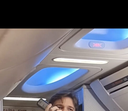 Bruno recepciona passageiros do primeiro Voo do Forró declamando poesias de Ronaldo Cunha Lima