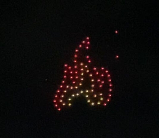 Espetáculo de drones enfeita o céu de Campina Grande, na abertura d’O Maior São João do Mundo 2023