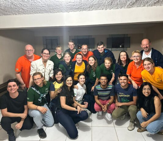 Solidariedade que ultrapassa fronteiras: Holandeses estão em Campina Grande desenvolvendo trabalho voluntário em comunidade local