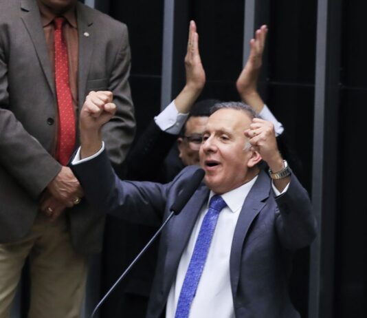 Câmara aprova PEC da reforma tributária. Foram 382 votos a favor no primeiro turno e 375 no segundo