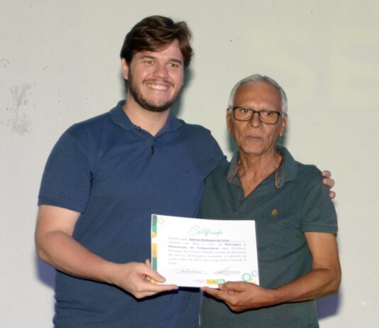 Bruno entrega certificados aos participantes oferecidos gratuitamente pela Prefeitura de Campina Grande
