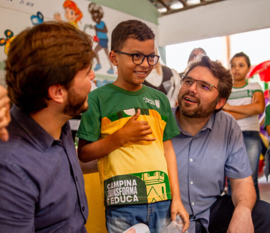 Olhar Campina: Bruno entrega 400 óculos de grau a estudantes da Rede Municipal