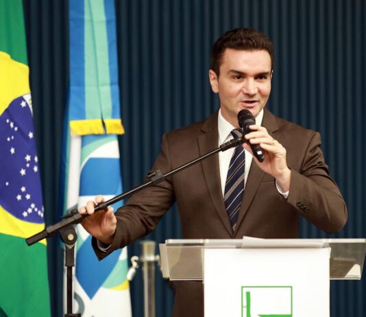 Celso Sabino aceita convite de Lula para o Ministério do Turismo. Após semanas de especulações, deputado substituirá Daniela Carneiro