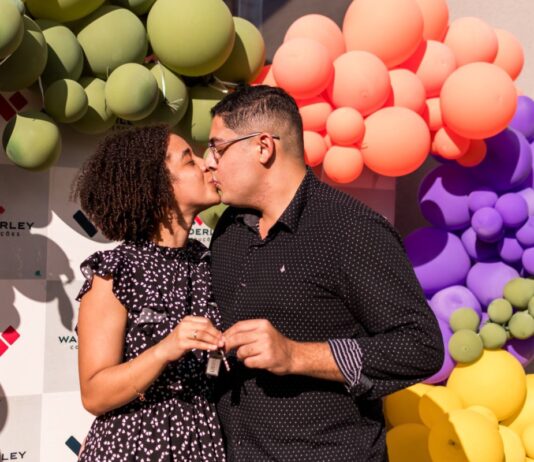 Dia de festa e muita alegria: Moradores do Living Residence recebem as chaves dos apartamentos