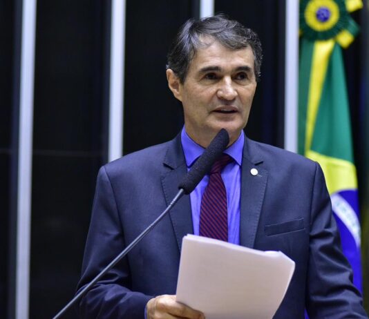 Romero Rodrigues apresenta relatório de projeto que inclui educação cidadã e política nas escolas