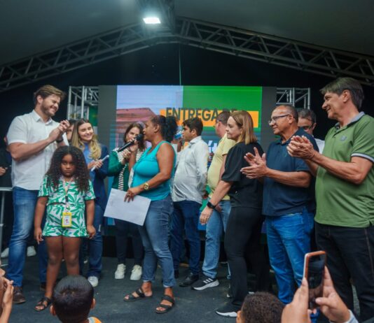 Prefeitura entrega oficialmente títulos de propriedade esperados há mais de 10 anos por cerca de 400 familias do bairro do Araxá