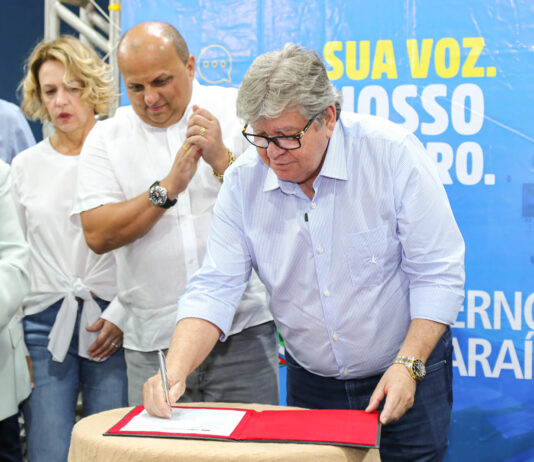 João Azevêdo participa do ODE em Princesa Isabel, entrega equipamentos para a região e dialoga com a população