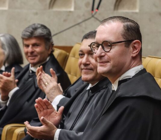 Cristiano Zanin é empossado no cargo de ministro do STF. Na próxima quarta-feira, ele fará estreia no plenário do Supremo