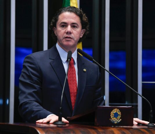 Voto de Louvor: Veneziano homenageia Fantástico e destaca 50 anos do programa durante discurso no Senado