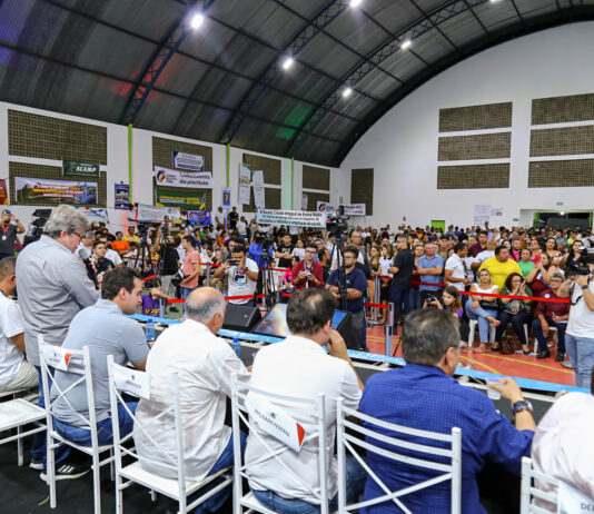 João Azevêdo entrega benefícios no valor de R$ 37 milhões e e ouve novas demandas da população durante audiência do ODE em Santa Luzia